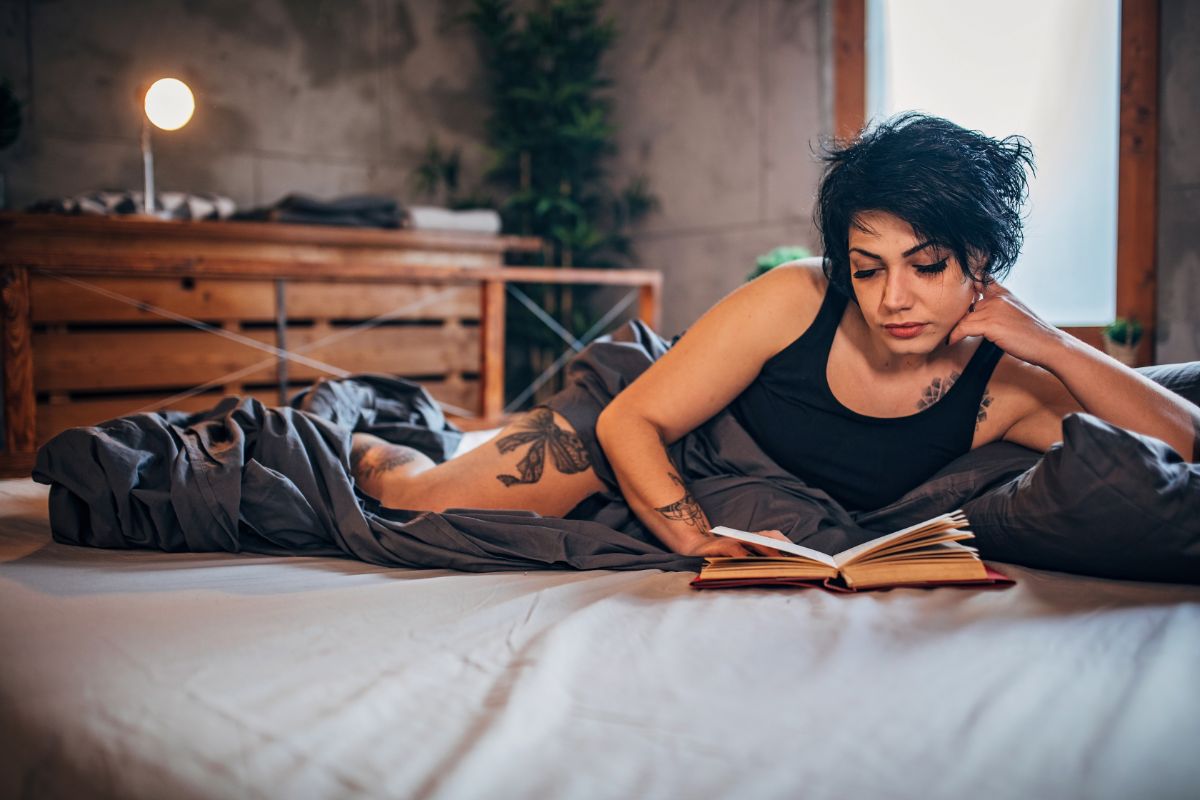 7 Best Lesbian Fantasy Books That Avid Readers Will Love